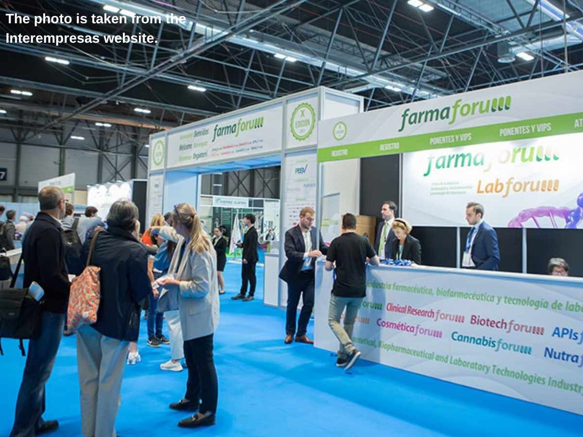 Farmaforum  2026 stand in Madrid with consultation zone and laboratory forum display