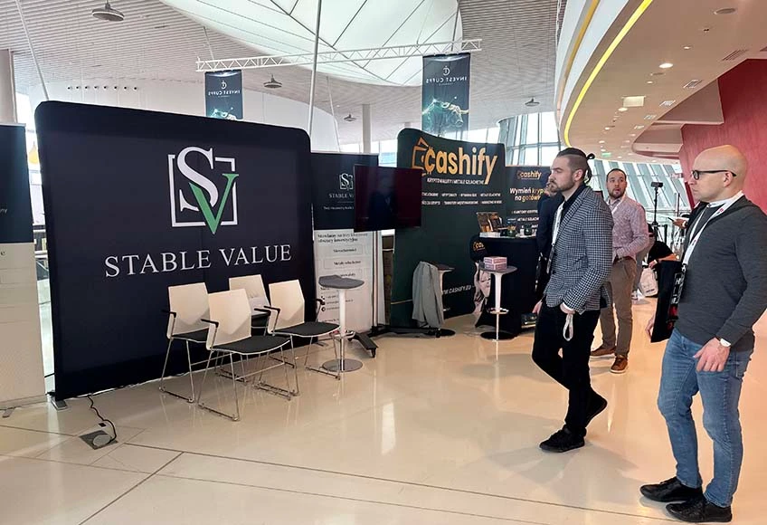 Modularer Messestand mit Grafik, Sitzbereich und Displays