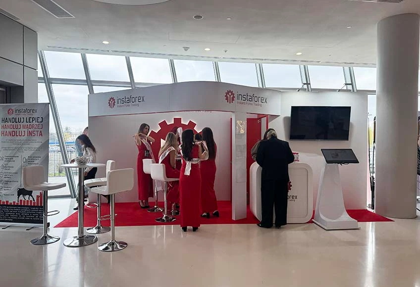 Hybrider modularer Messestand mit individuellen Markenelementen