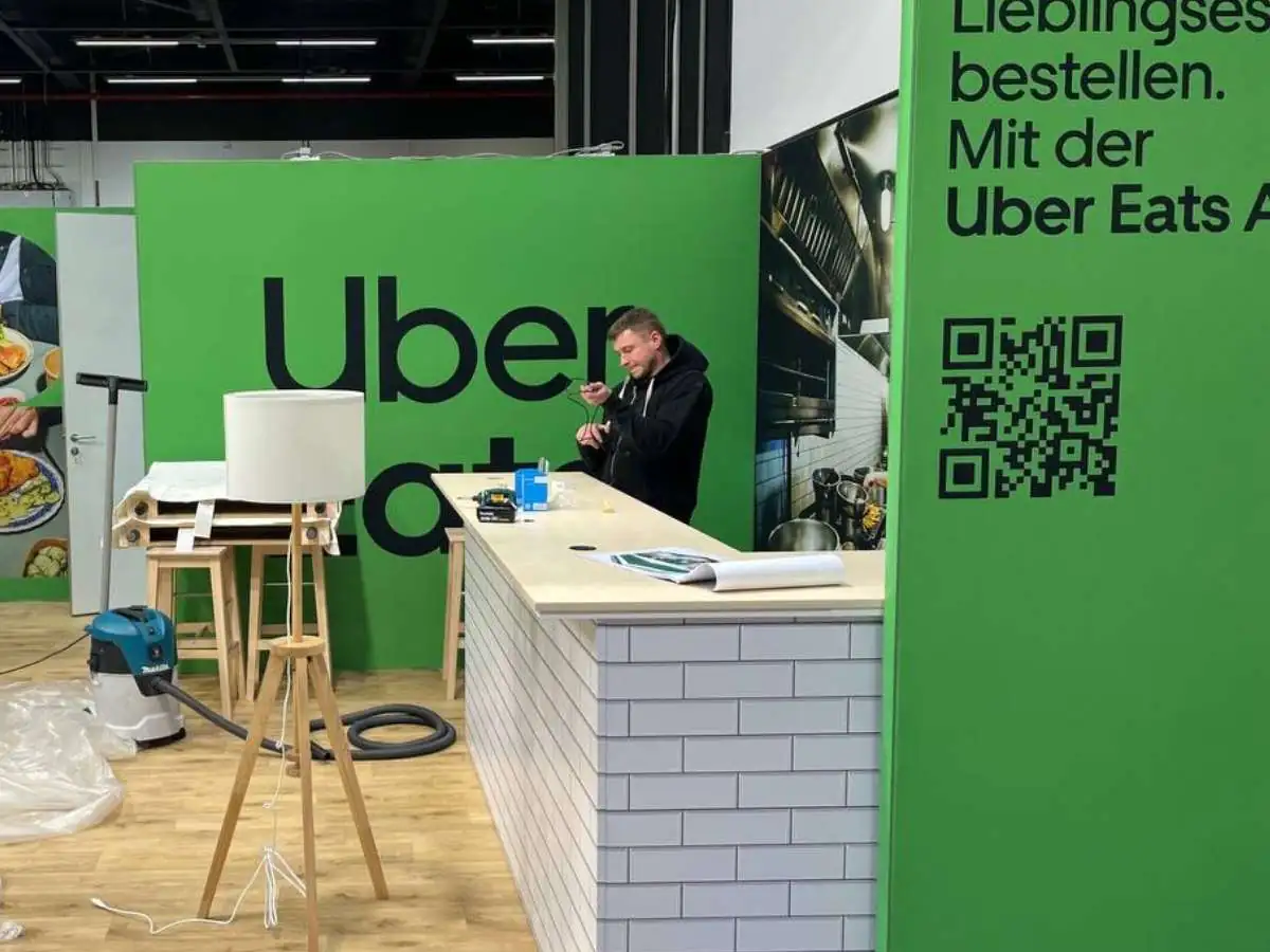 Brussels Expo build-up in Brussels with on-site coordination by a stand contractor for Art Brussels  2027