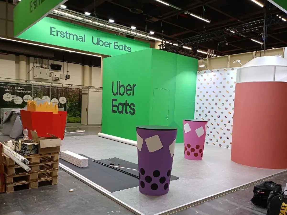 Online venue setup in London with exhibition stand contractor coordination and logistics planning