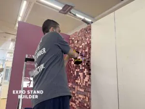 NIEWIELKIE STOISKO TARGOWE MODUŁOWE DLA MARKI KOSMETYCZNEJ NA TARGACH AMWC W MONAKO 43