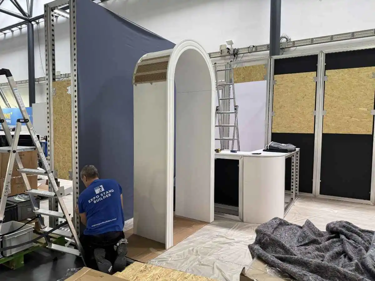 Kay Bailey Hutchison Convention Center Dallas build-up with transport coordination by an exhibition stand builder in Dallas
