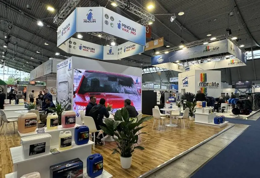 Messestand-Rückwand mit modularer Struktur und integrierten digitalen Bildschirmen