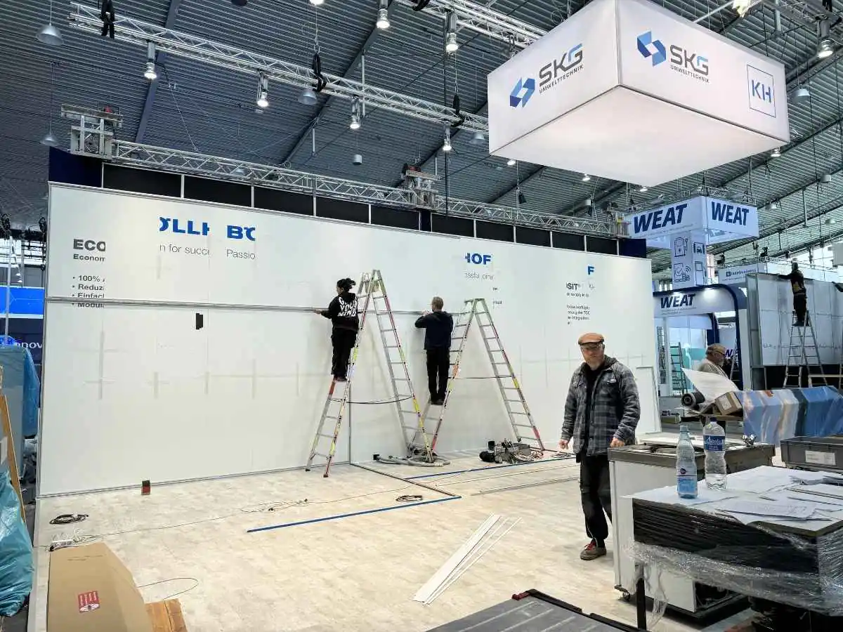 Moscone Center stand installation in San Francisco with on-site coordination by a booth builder