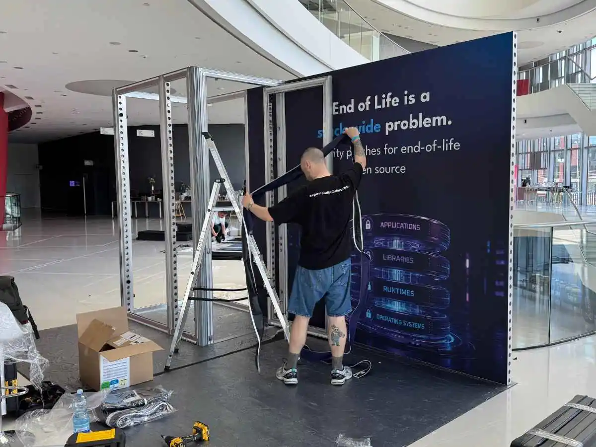 Stand installation at Al Maktoum International Airport in Dubai with transport and dismantling coordination