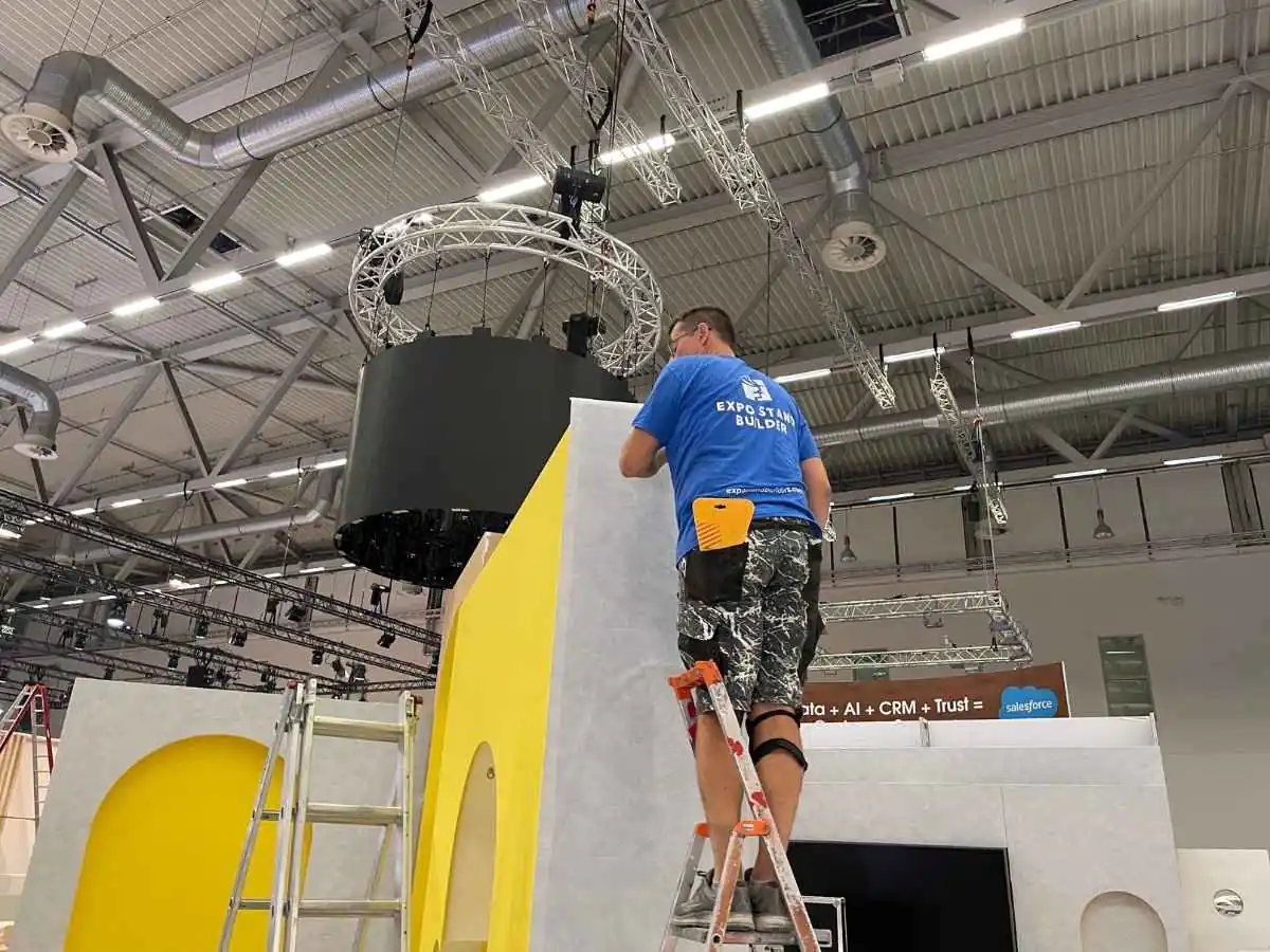 Stand installation at Dubai Design District in Dubai with transport and dismantling coordination