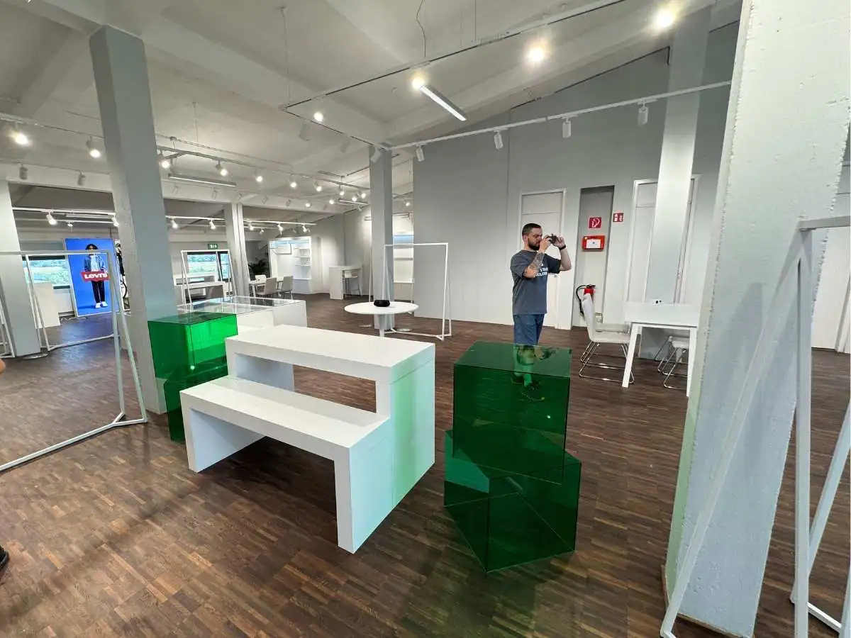 Fiera Milano build-up in Milan with installation coordination for a kitchen exhibition stand contractor