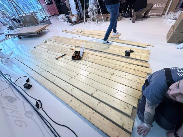 Подготовка выставочного стенда ESBAU перед открытием выставки в Катовице