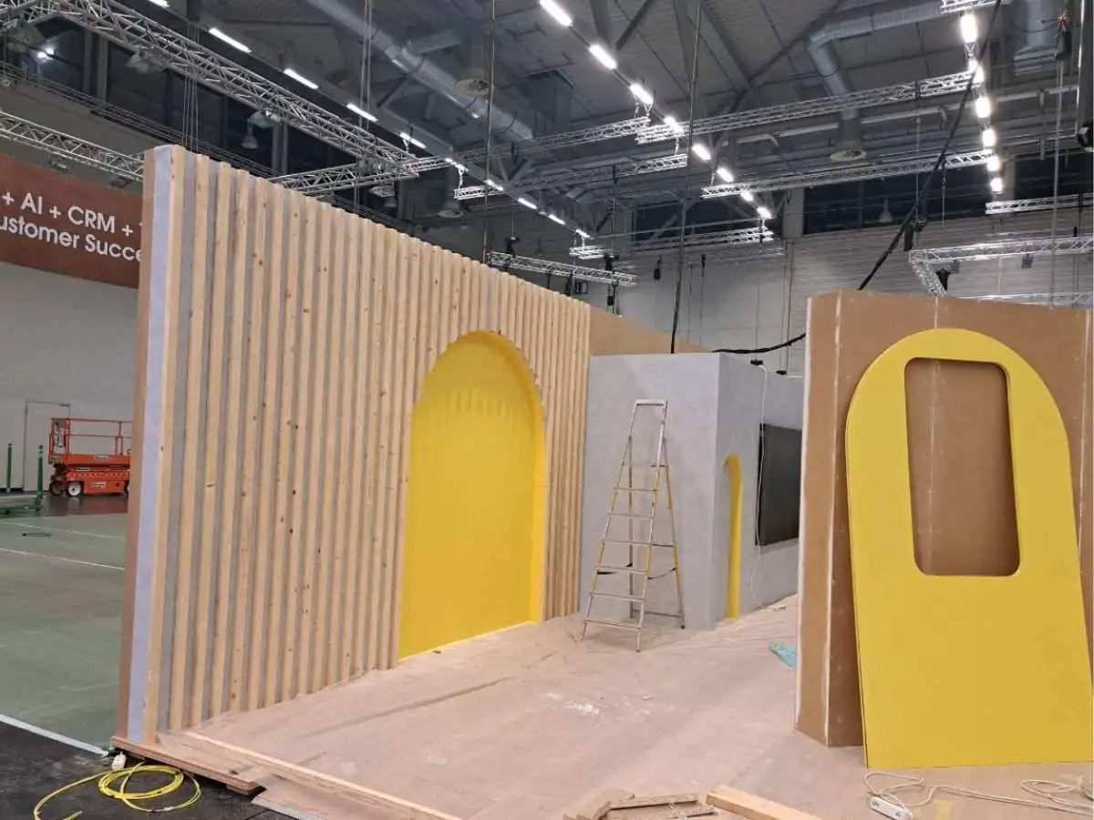 Build-up at venue in Madrid with logistics coordination by an exhibition stand contractor in Madrid