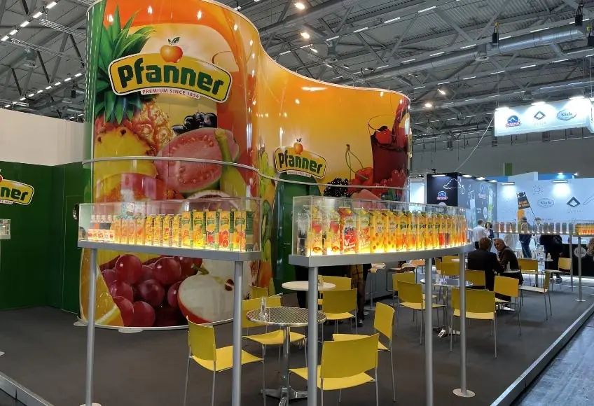 Messestand-Rückwanddesign mit Logoplatzierung und Messegrafiken