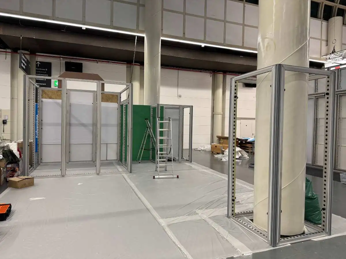 Stand installation at Madinat Jumeirah Conference & Events Centre in Dubai with on-site logistics coordination