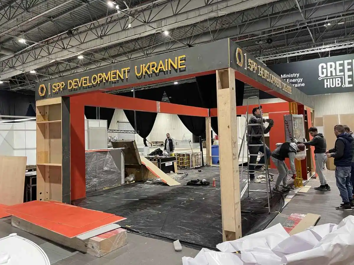 Koelnmesse Cologne stand installation with on-site coordination by an exhibition stand builder in Cologne