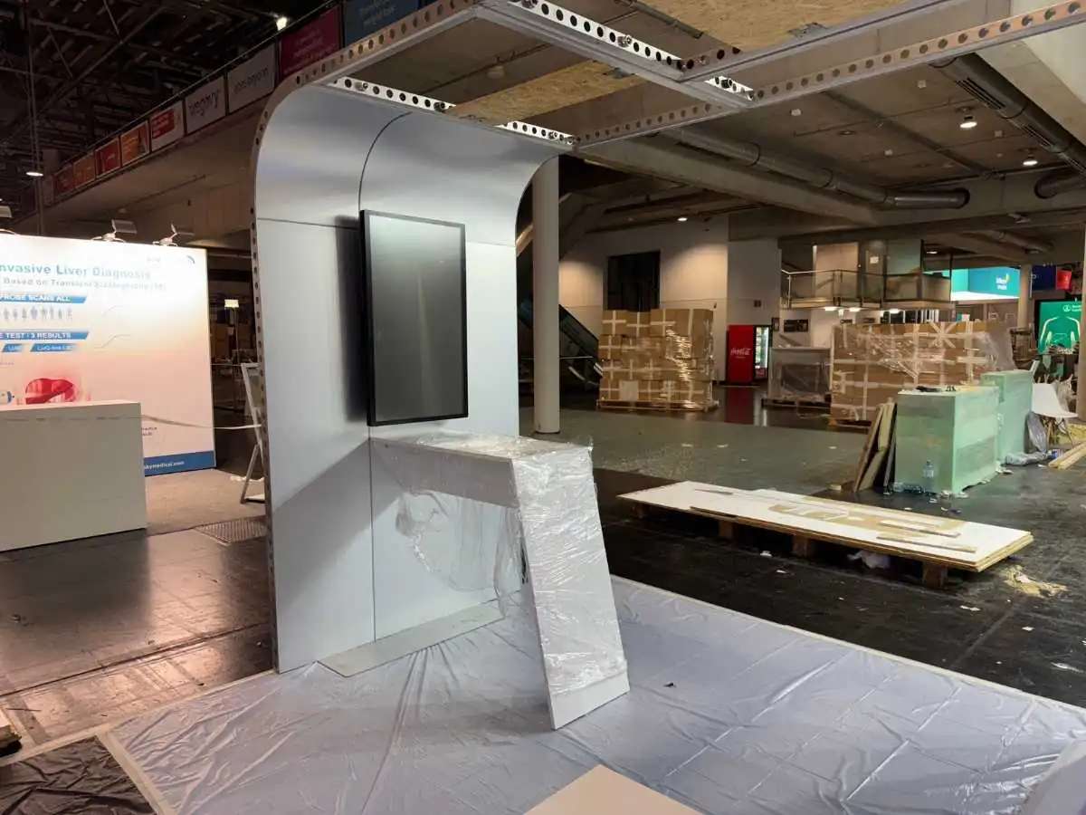 Jacob K. Javits Convention Center build-up in New York with on-site coordination by an exhibition stand builder in New York