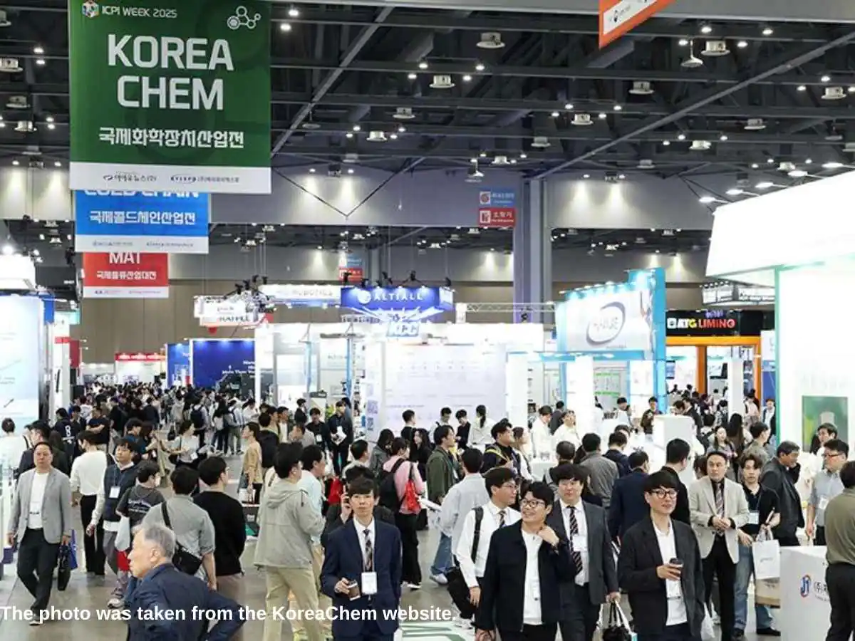 Korea Chem  2027 exhibition stand in Seoul with machinery display and technical meeting zone