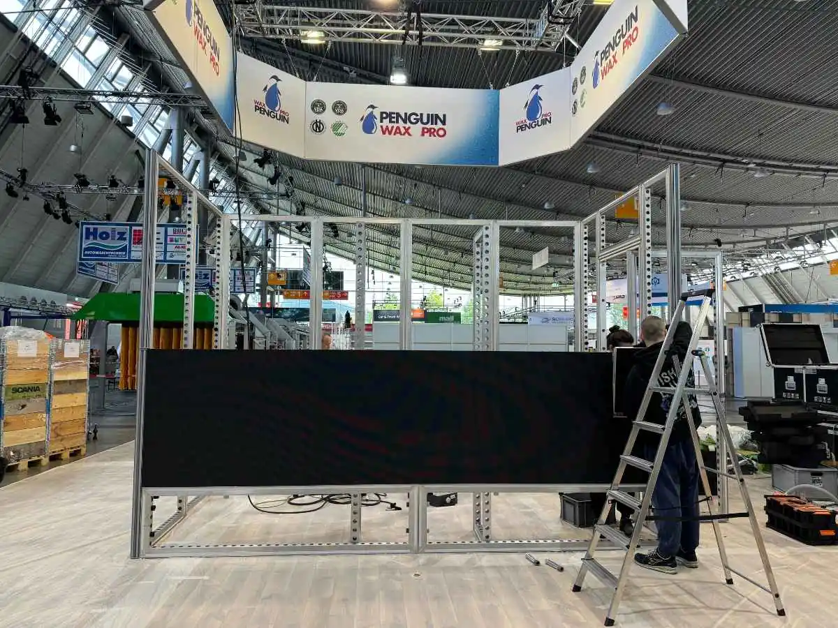 Stand installation at Hyatt Regency San Francisco Airport in Burlingame with on-site coordination and build-up control