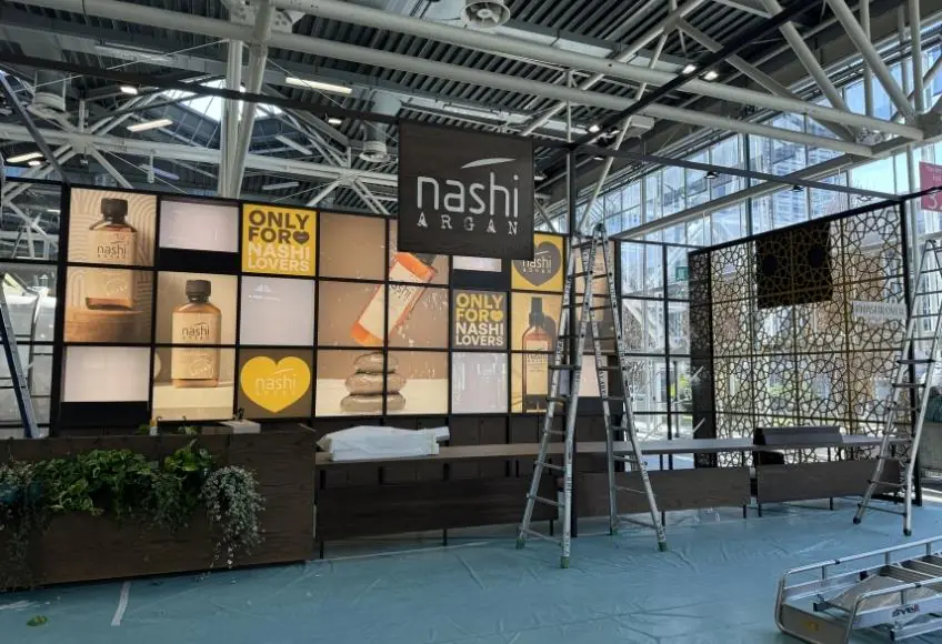 Hinterleuchtete Messestand-Rückwand mit LED-Leuchtkasten