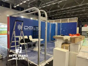 INDIVIDUELL ANGEPASSTER MODULARER MESSESTAND AUF DER PMREXPO 62