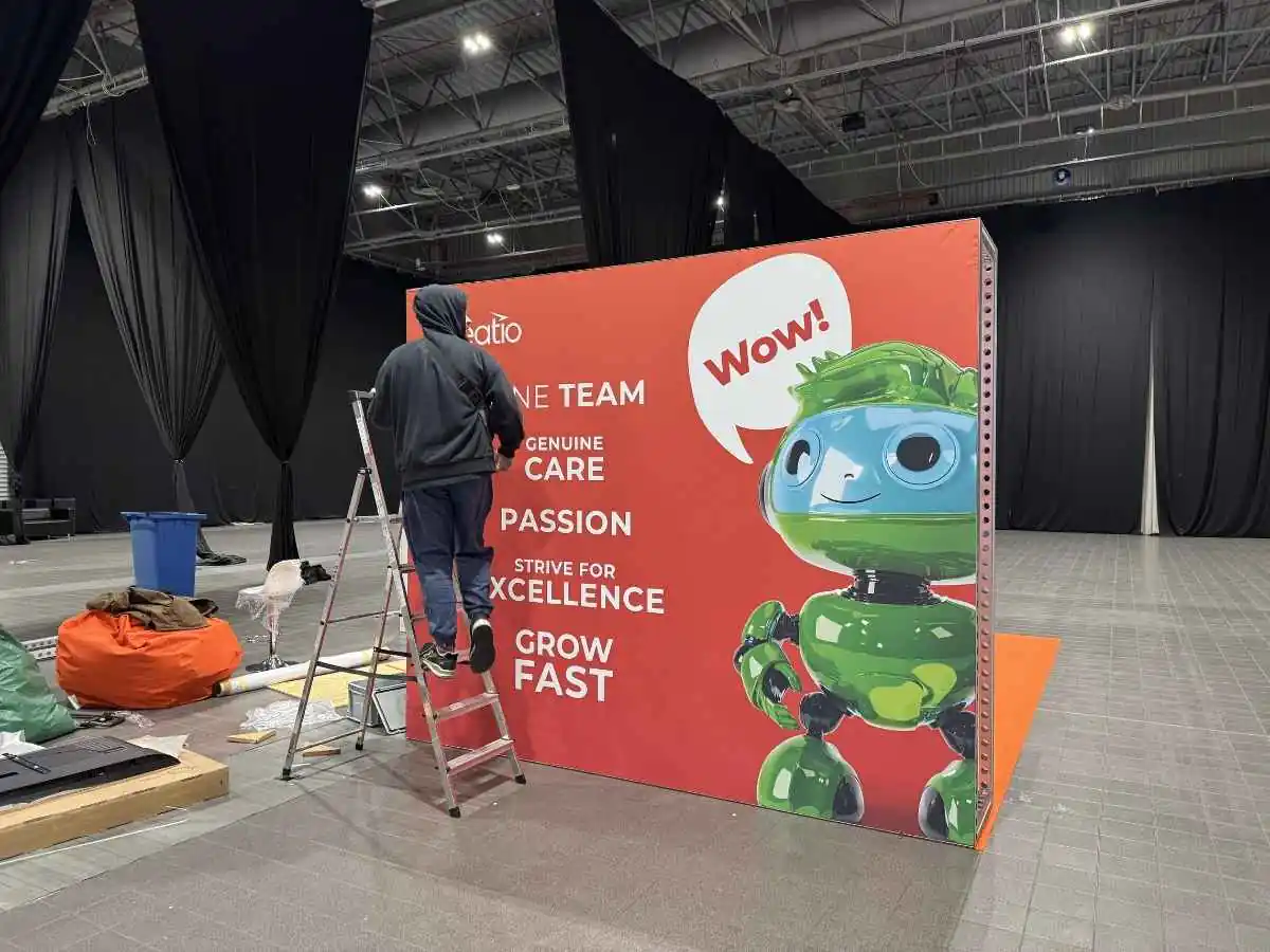 Stand installation at SAFE Credit Union Convention & Performing Arts District in Sacramento by an exhibition stand builder in Sacramento