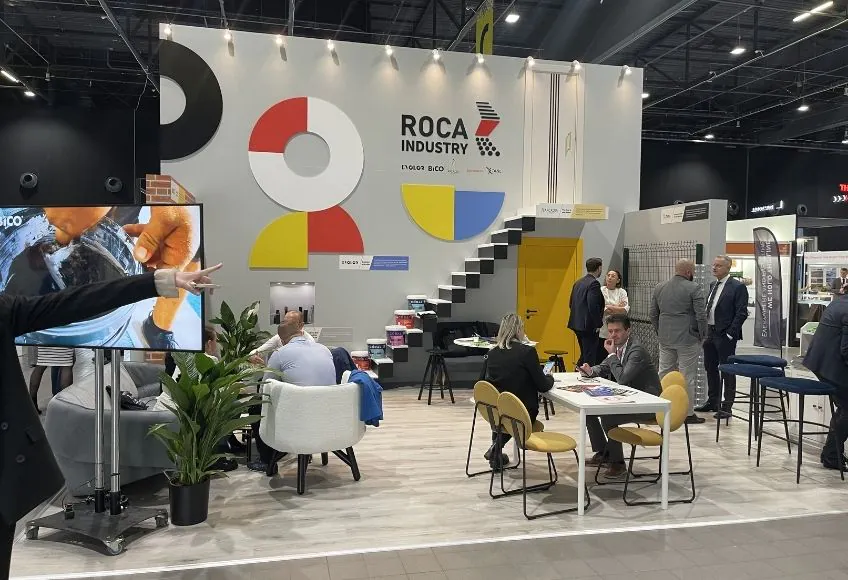 Individuelle Messestand-Rückwand mit Branding und Produktbotschaft
