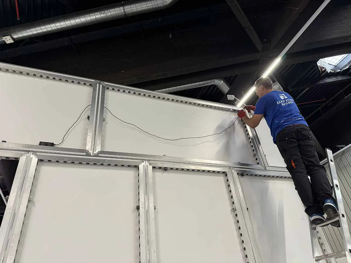 Saarlandhalle in Saarbrücken during stand installation with local build-up coordination by an exhibition stand builder