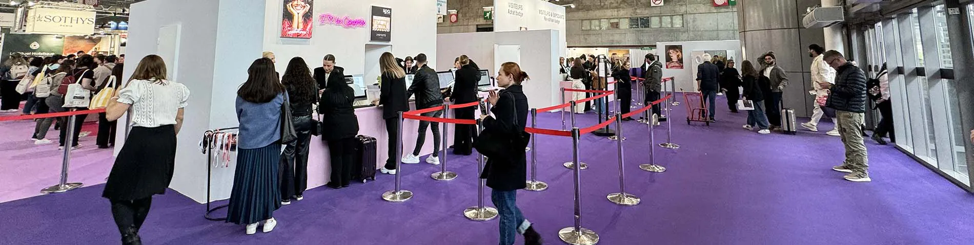 Praktyczne pomysły na podłogi na stoiskach targowych