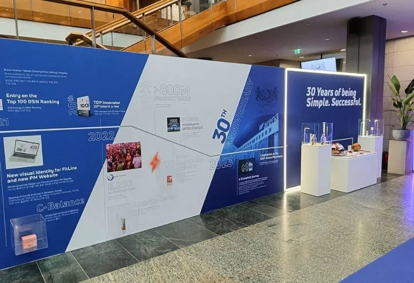 Roll-up-Bannerständer als mobile Messestand-Rückwand